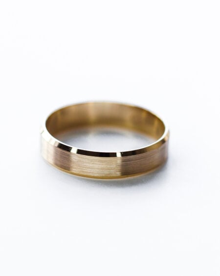 Mens Gold Bevelled Edge Wedding Band